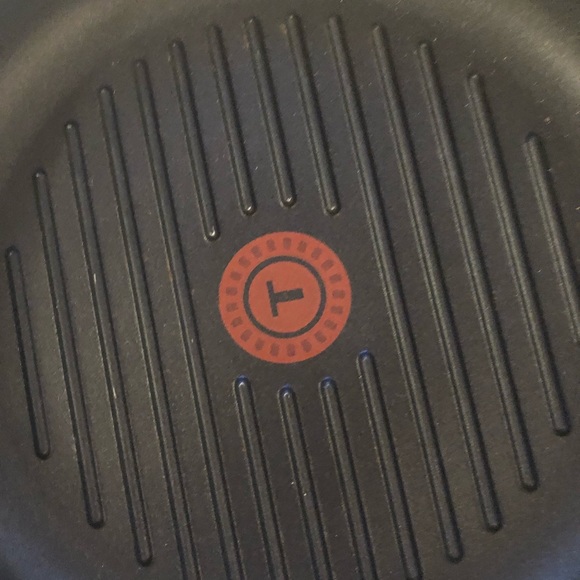GC T-Fal ridged pan for your kitchen wear needs medium ! - Picture 2 of 6